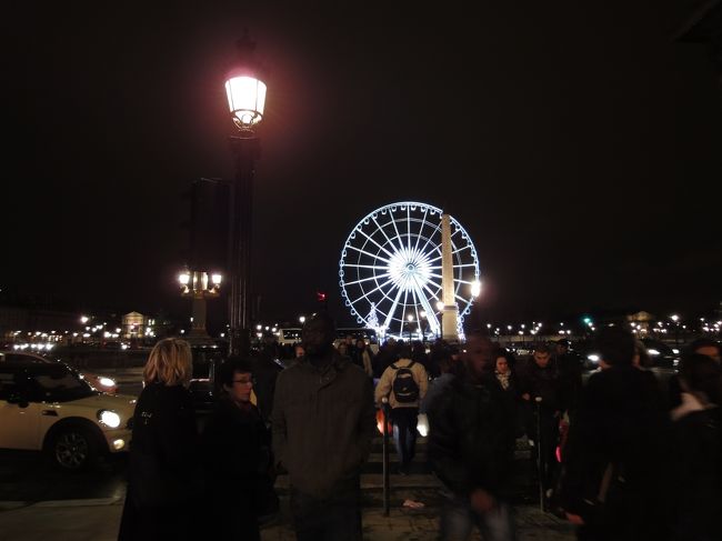 　コンコルド広場とオベリスク、観覧車。18：53撮影。