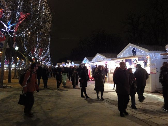 　シャンゼリゼ大通りのクリスマスマーケット。18：55撮影。