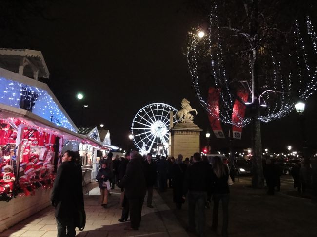 　クリスマスマーケットと人々。18：55撮影。