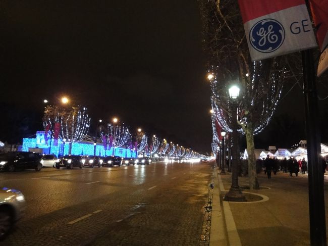 　シャンゼリゼ大通りの夜景。18：56撮影。