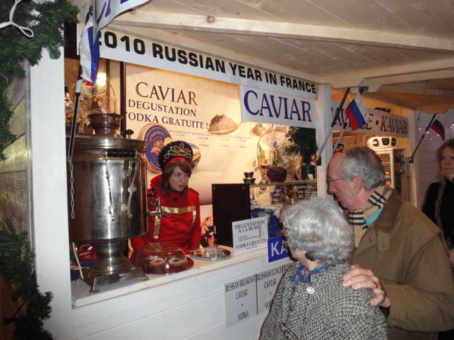 　キャヴィアを売る露天。19：20撮影。<br /><br />　キャヴィアの試食。3ユーロ。<br />