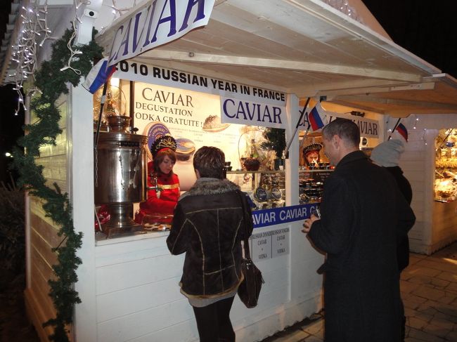 　キャヴィアを売る露天。19：21撮影。<br /><br />　56g入りの小瓶（35ユーロ）を購入しました。<br /><br />　<br /><br />