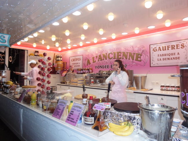 　クレープとゴーフルを売る露天。19：35撮影。<br /><br /><br />　左:熱心にクレープを焼く売り子さん。<br /><br /><br /><br />　右:熱心に“アブラ”を売っている売り子さん（^-^）