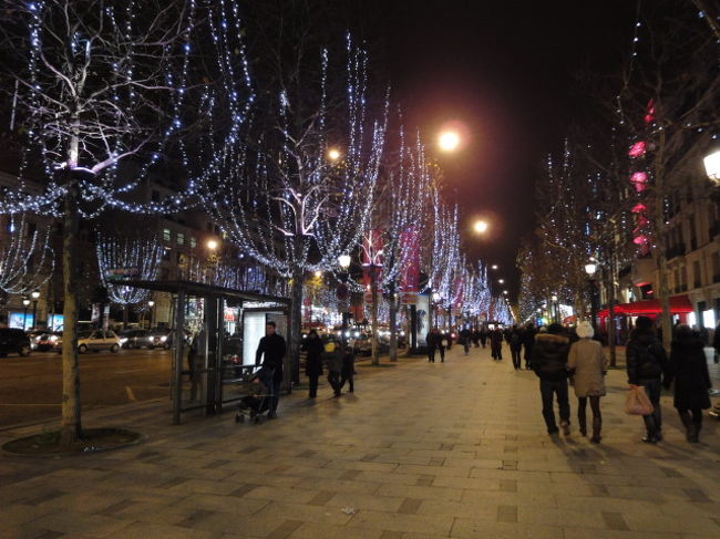 　シャンゼリゼ大通りのイルミネーション。19：38撮影。