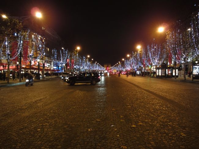 　シャンゼリゼ大通り（凱旋門に向かって）。19：48撮影。
