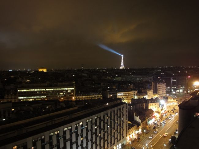　ホテルの部屋からの夜景。エッフェル塔と凱旋門。<br /><br />　パリ滞在２日目の夜は、こうして静かに更けて行ったのでした。<br /><br />　