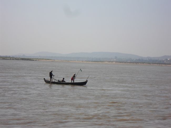 外国人専用船（外国人はこれしか乗れない）で出発。途中、長い竿で川底をあさっている小舟が見られます。流木を探しているでしょうか？