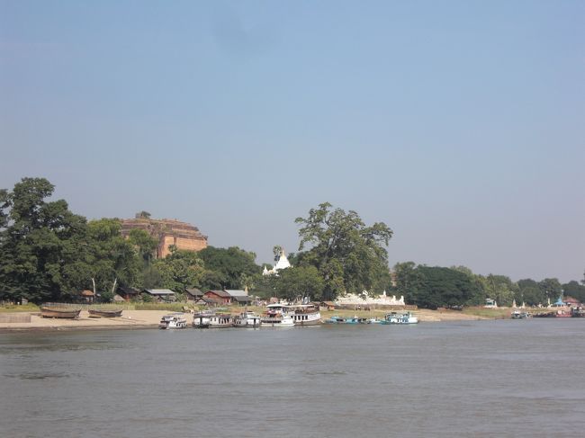 ミングォンが見えてきました。約９０分の船旅はスピードも緩く、とてものどかです。