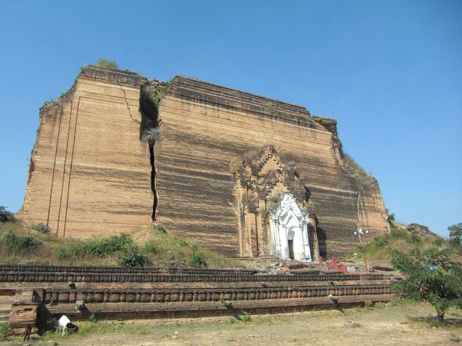 超巨大な建造物が見えてきました。これがミンゴォンパヤーで１４０ｍ四方の仏塔の土台部分です。この上に１５０ｍの高さとなる仏塔が建つはずでしたが、王の死と共に工事中止となりました。