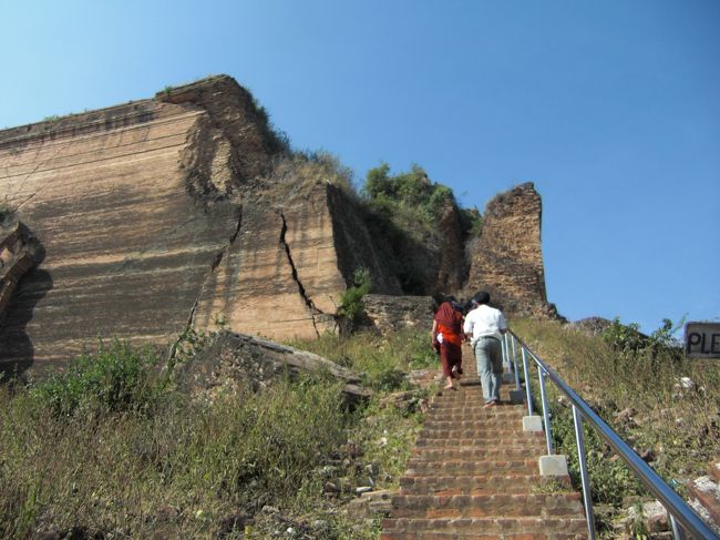 帰りの船便は１３時なので、ゆっくり時間をつぶさないといけません。ということで登ります。
