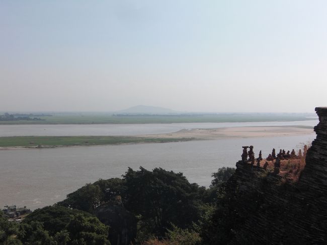 イワラジ河が眼下に広がります。レンガ造りですが、大きなヒビが入っていたり、崩壊へ向かっています。