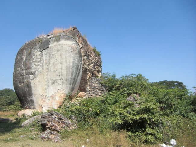 パヤーの前方には造りかけのライオンの像がありますが、地震で崩れたまま放置されています。