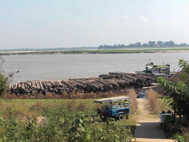 木材船が見えます。ミャンマーは木材の輸出で有名です。チーク材は高価に売れますが、自然破壊が進んでいるため政府は伐採を禁止しています。そこで基本は夜に木材を運んでいるそうです。