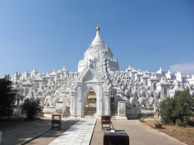 さらに１０分ぐらい歩いて行くとシンピューメェという仏塔が見えてきます。形がとてもきれいです。