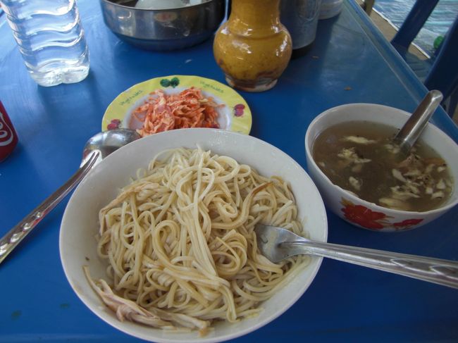 見どころは周ってしまったので、地元の喫茶店で地元の人と一緒にプレミアリーグの中継を見ました。結構、サッカーにみんな詳しいです。昼飯はジョンカオスエ（小麦麺）で超シンプル味です。