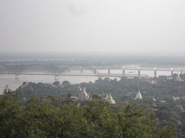 １３時にミングォンを出発し、１４時半ぐらいにマンダレーへ到着。すぐにザガイン・インワを周るためバイクタクシーをチャーターしました。４０分後ぐらいにはザガインへ到着してザガインヒルへ登りました。