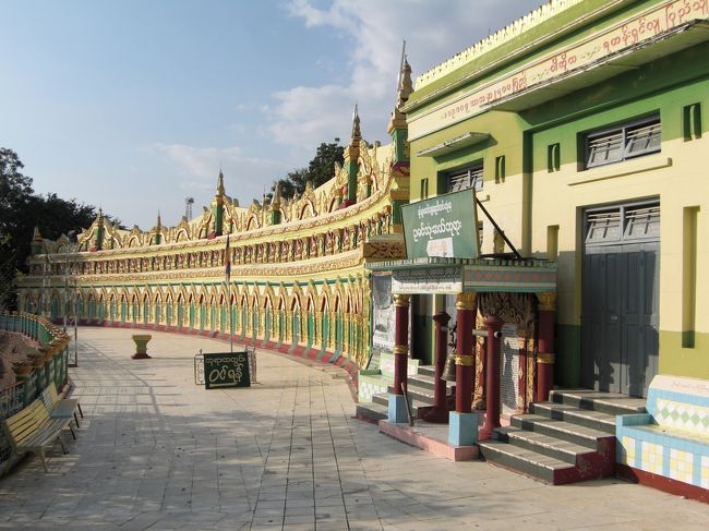 山の斜面に見えるウーミントンゼーパヤーへ。アーチ状をしした金色と緑色が映えるとても美しい建物です。