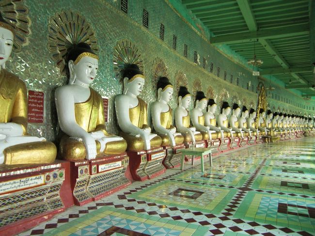 中には仏像が整然と並んでいます。