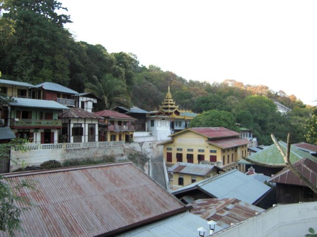 丘を降りたところにウーミンゴーゼーパヤーの入口があります。この谷間にも名もない寺院が立ち並んでいます。ちょっと日本の温泉街っぽい街並みです。