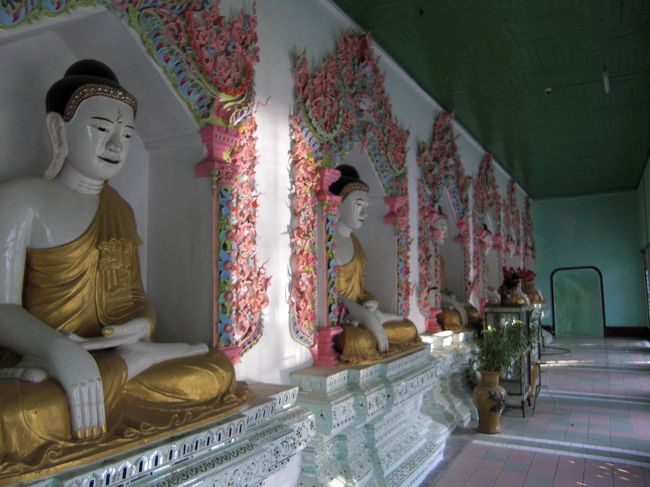 東西南北に仏像が立ち並んでいます。