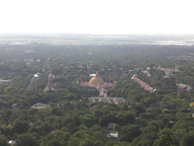 寺院、僧院が立ち並んでいます。ミャンマー国内でもたくさんの僧がやってくる聖地となっています。