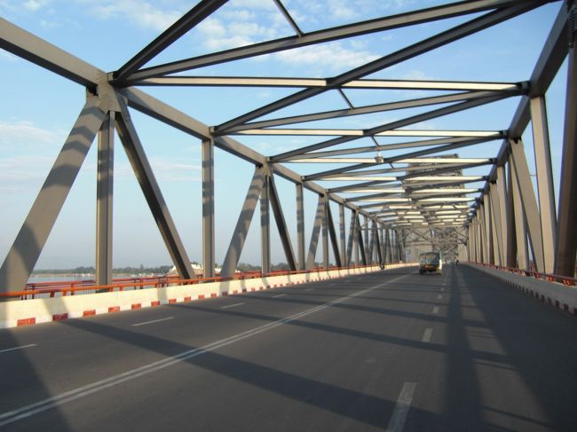 イワラジ河に架かるインワ鉄橋を渡ってザガインからインワへ向かいます。こんな巨大な橋なんて、ミャンマーではとても珍しいです。