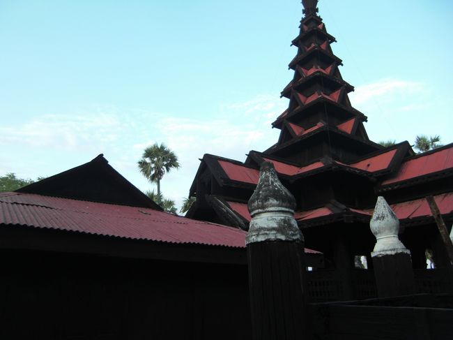 道に迷いながら、なんとかインワへ到着。バガヤー僧院は高いヤシに囲まれた木造建築です。