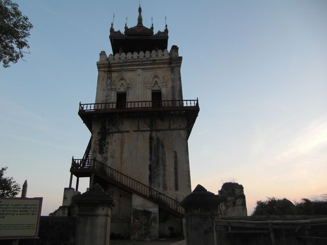 旧王宮はお堀や一部城壁だけ残っていて、中は何も残っておらず、畑となっています。その中に監視塔だけ残っています。