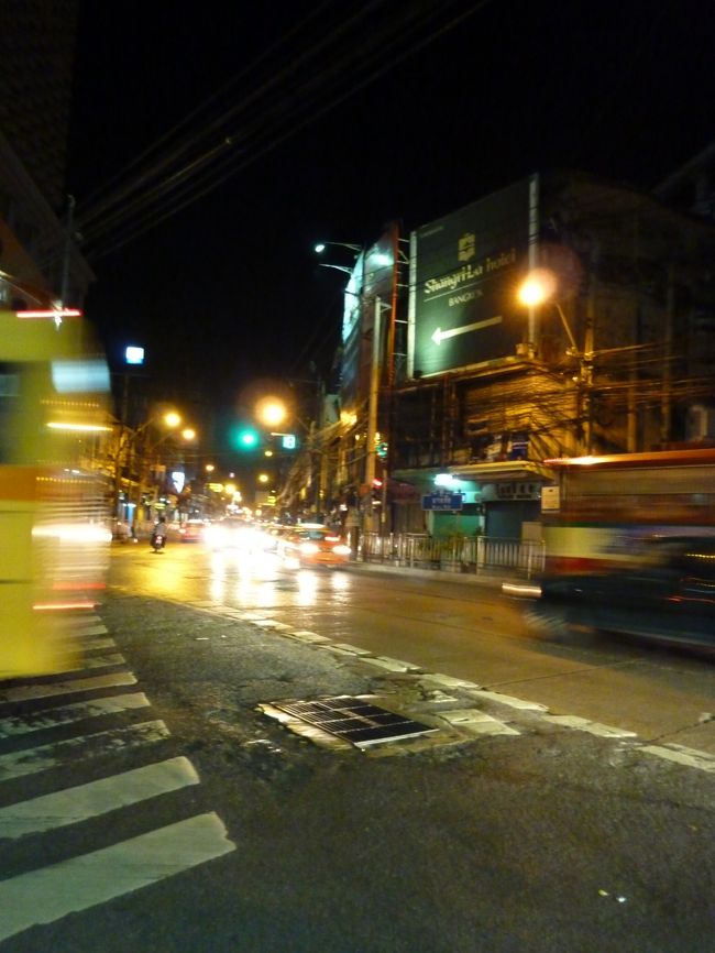 11月28日　TG623　15:30着<br />大阪から一人参加の私。　浜松組到着の一日前にバンコク入り。ほぼ定宿のシーロムセンターポイントにチェックイン後、日本でのタイ語の先生だったＭ先生を訪ねる。