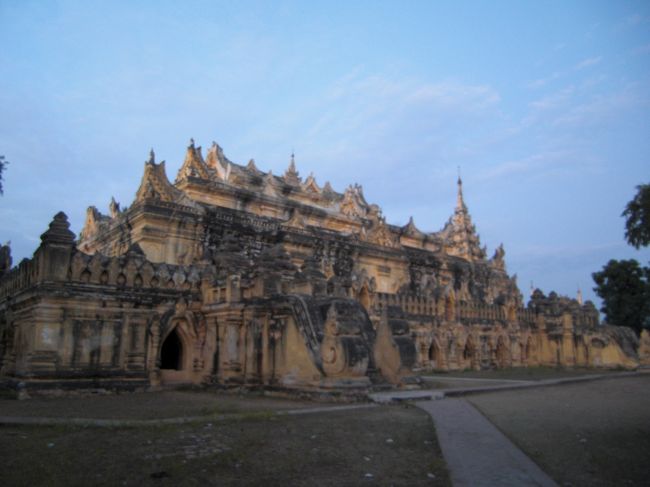 最後に王宮敷地内に石造りだからまだ残っていたマハーアウンミェ僧院へ。結構凝った造りですが、中は真っ暗で怖いです。