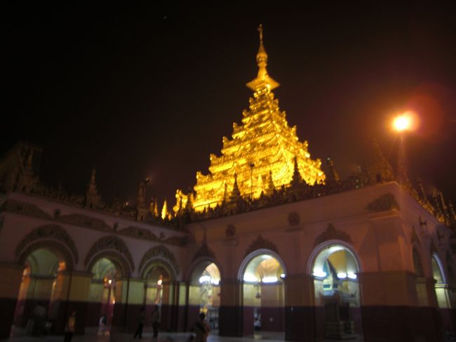 マンダレー市内に帰ってきて、最後にマハムニパヤーへ。地元の人がたくさんいて、今も現役であることがわかります。