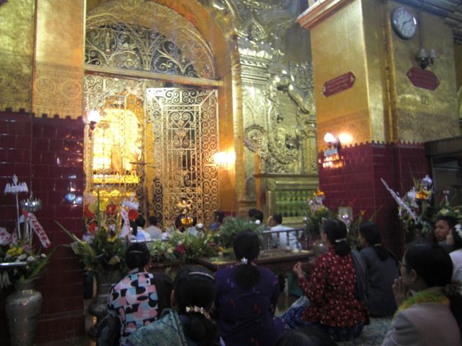 ムハマニ仏像の前で地元の人が入れ替わり祈りを捧げていきます。