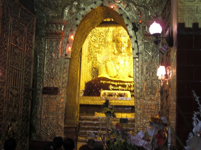 仏像にはどんどん金箔が貼られていくため、かなり膨らんでしまっています。