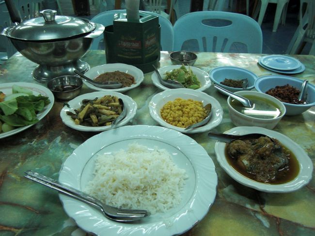 夕飯はエィミィッタで魚カレーを食べました。地元の人にも人気でとても混んでいます。ここのカレーは日本っぽくてとてもおいしくて大満足！接客の少年もおても親切です。
