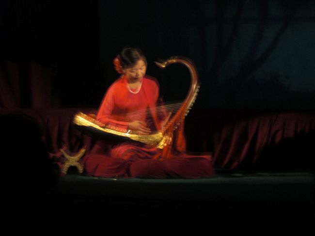 夜は人形劇場の隣にある伝統舞踊のショーへ。お客さんが少ないですが、力を抜かずに踊ってくれます。最後の少女のセパタクローでのリフティングショーには超びっくり。