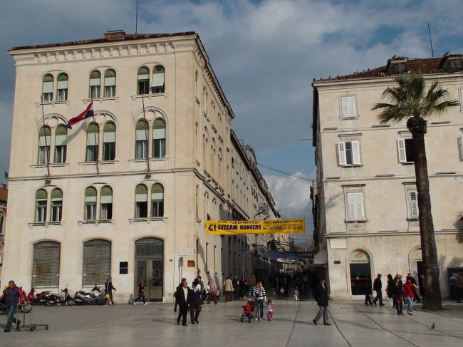 スピリットに到着！<br />今回の旅でここが一番好きだったかも。<br />中世の街と現在の街が融合しているのが、<br />興味深かった！