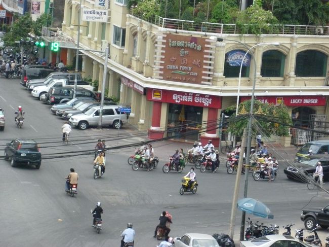 11月30日<br />前日夜　私を含め女性5人と今回の図書館贈呈者　主役Ｋ氏プノンペン市内ダイヤモンドホテル　到着。<br />朝の風景（ホテルバルコニーより）<br />モーターバイクの数が多い。<br />