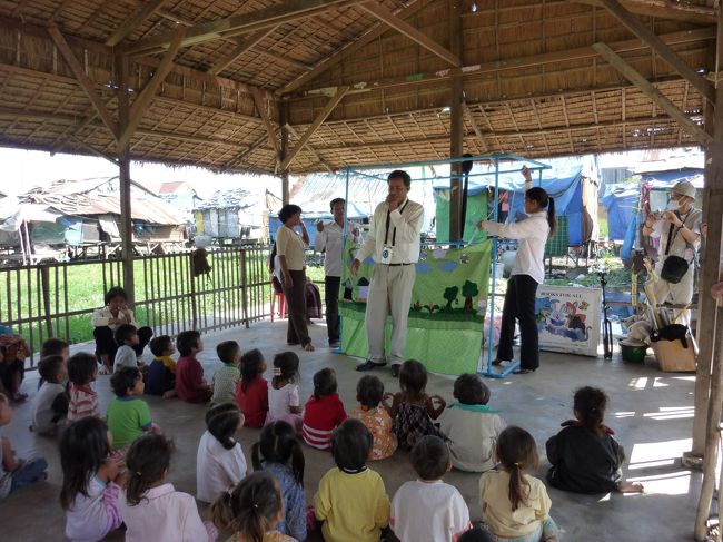 小さい子供たちはここで保育所の様に集められ　誰かが面倒を見ている。ＳＶＡからは週1回〜2回訪問して子供たちのサポートをしている。他の団体も入っている。<br />これからＳＶＡの先生手作りのぬいぐるみで　子供たちと一緒に　人形劇「３匹のやぎのがらがらどん」（北欧民話）のはじまりはじまり〜