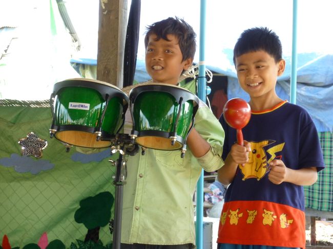 元気な子供たち　自分から進んで前へ出て　楽器を演奏したり　人形劇のお手伝い！！<br />目がキラキラしてました！！<br />