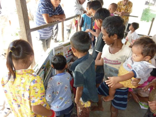 さあ　劇も終わってこれからは　図書の時間だよ！！って言ったのか言わなかったのか？？<br />一斉に本が入った大きなカバンの所に子供たちが集まって来ました。<br />みんな　てんでに本をかかえ　読めても読めなくてもへっちゃら。<br />思い思いに絵を見て　自分でストーリーを作って話してくれます。<br />言葉が通じなくても　指さして動物の名前を教えてくれたり・・・