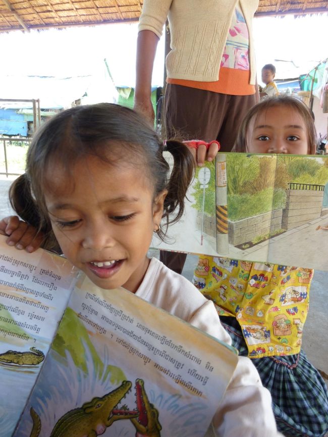 「ねえねえ　私と本の写真を撮って〜」<br />ってやってくる子供たち。<br />今度訪れるときには　字を習って　絵本を読んでくれたらなあ　と楽しみだ。<br /><br />ＳＶＡでの　図書館事業が始まったのは　最初タイで1980年だそうだ。<br /><br />ここカンボジアは1991年に事務所開設され　18年の活動の成果か　学校建設　図書館開設　などの事業により　子供たちが本を読みたい　その為に勉強したい　と少しずつ本が彼らの身近なものになっていっているのを　感じた。<br />
