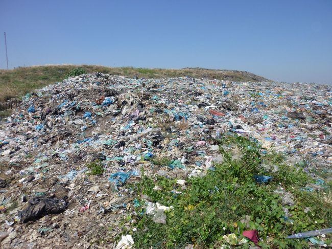 ところどころから　煙が上がっている。<br />有害な液体状のものも捨てられている。<br />プノンペン市街地から運ばれてくる。<br /><br />ビンや缶などのお金になるものは　市内の道々ですでに　子供たちが取っている。<br />でもここへも何かお金になるものを探しに来ている人達がいた。