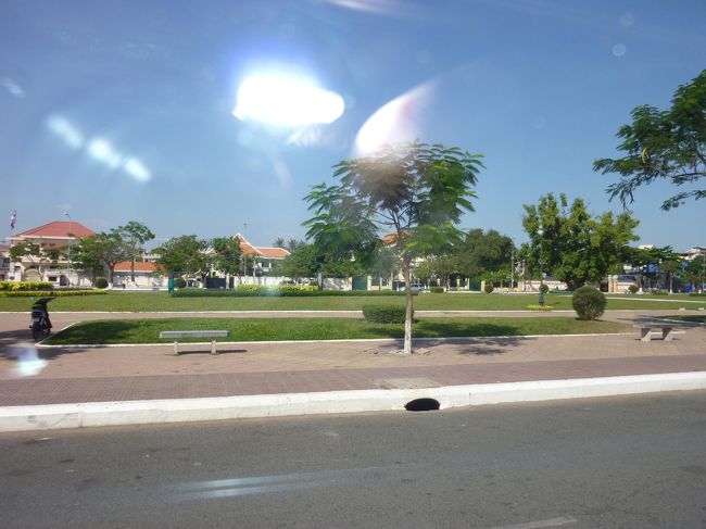 スラム見学の後　昼食。<br />そして　これからプーサットへの片道4時間弱の　ドライブで北へと向かう。（トンレサップ湖西）<br /><br />車窓より高級住宅が見えた。まるで別世界である。