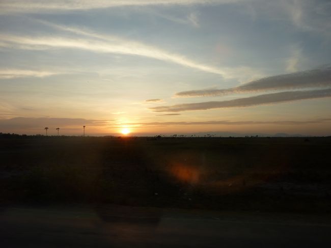 「山がないので　空が広い。」<br />と　話していたのは　8年間プノンペンの事務所で活動していたＳＶＡの強力メンバーＫさんの後着任された　Ｓさん。<br />彼女は高山出身なのでこんなに広い空は初体験だそうだ。<br /><br />なるほど、島国だから水平線に沈む夕日は見る機会があるが、それ以外はビルの間に沈む夕日か山に隠れてしまう太陽がほとんどだ。<br />プルサットの往復では　久しぶりにゆっくり時間をかけて　夕日を堪能した。<br />写真では表現しきれないけど・・・<br />気持ちが大きく　ゆったりと