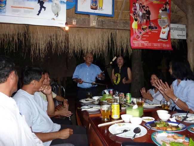 しばらくして酔いも回る頃　突然音楽が始まる。<br />演奏はお客さんの誰か。　そして音楽が鳴り出すと・・