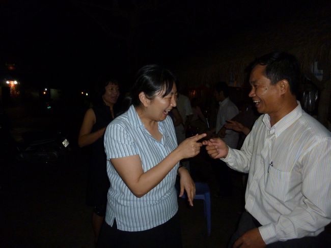 踊る！！<br />踊る！！　みんな踊る！！<br />カンボジアが好きで　8年いたＫさん。<br />明るくて　お酒好き。<br /><br />開設当時の話を聞くと、　まだポルポトの残党が残っていて　プルサットへの道中でいばいば銃撃戦があり巻き込まれたこともあったそうである。<br />そしてプノンペンからプルサットへの道路は　舗装前なので　大きな穴だらけでスピードが出せず　当時は15時間かかった。<br />夜になると危険だから夜明けと共に　出発して日暮れまでに到着する　という強行軍で　幾度となく往復して<br />子供たちに本を届けたり　学校開設の準備をしたそうである。<br /><br />今は東京で勤務しているが、やはりカンボジアが好き。<br />とくに仕事を終えて　日暮れに夕日を眺める時間が好きだそうです。<br />