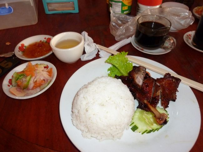 12月1日<br />旅行前はホテルがないので　ゲストハウスに宿泊予定だったが最近ホテルがオープンしたらしくそちらに変更。<br />まだ　内部は工事中でレストランがないので　隣の食堂で朝食。<br />麺（フォーっぽい）or<br />フランスパン（仏の植民地だったからここもフランスパンが美味しい）でも私的には違和感ある　or<br />ごはんとおかず　<br />の中からチョイスして　私はご飯と大好きな鶏。<br /><br />カンボジアの料理は　タイ料理と違い　全然辛くなく<br />どちらかと言うと　甘い！<br />この鶏肉のタレが美味しい。