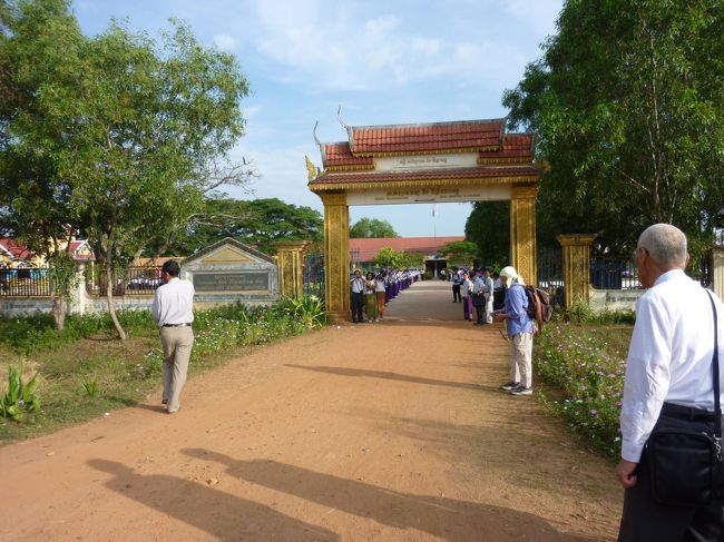 教員養成学校（日本だと教育大？）では　式の準備が整い<br />高校生の生徒たちが門の向こうに　整列して待っている。<br /><br />ぎょぎょ！<br />昨日からの話で　軽いノリで参加した私は　徐々に違うムードを感じ始めてきた。<br /><br />主役はＫ氏ではなく　プノンペンから来る　教育省（みたいな）の大臣次官　らしい。<br />現在そのお偉いさんの到着を待っているところ。<br /><br />ＳＶＡの人にとっても　今回の様な式は初めてらしい。<br /><br />そうなんですか〜<br />ここへきて　初めて認識しました。申し訳ありません。