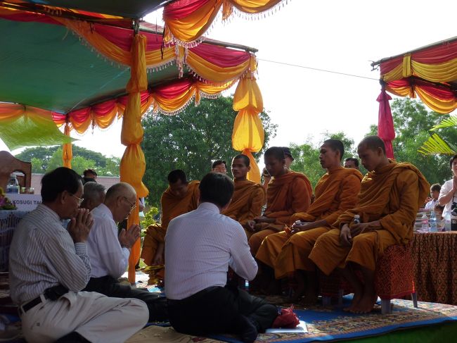 8:00A.M.<br />（暑い国は朝が早い）<br />さて　これから3時間の式典の始まり〜<br /><br />いくら　お役人さんが偉いと言っても　それはここ仏教の国カンボジア。<br />一番偉いのは　僧侶。<br />式典の始まりは　僧侶の読経で幕あきです。<br />