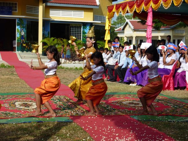 歓迎の踊りを　生徒が披露してくれる。<br /><br />そう言えば地元のテレビ局も撮影に来ていた